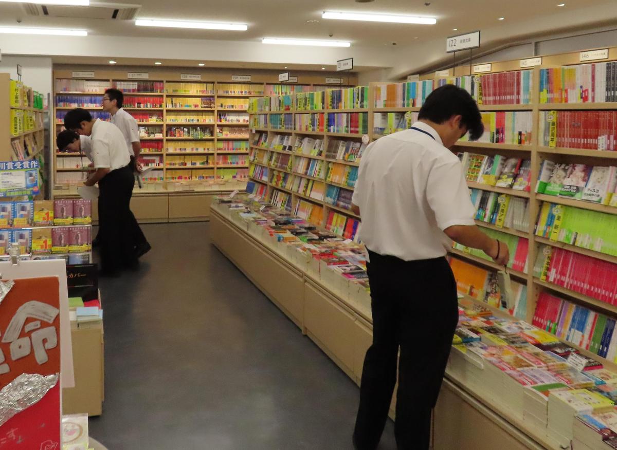 選書ツアー選書中2026.jpg